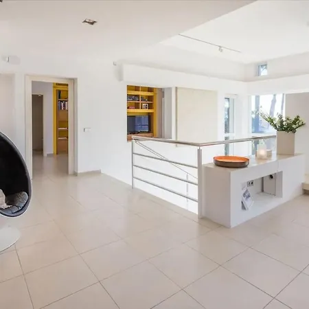 Magnificent Recently Built Pax 12 Sea View Golden Mile Villa