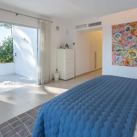 Magnificent Recently Built Pax 12 Sea View Golden Mile Villa
